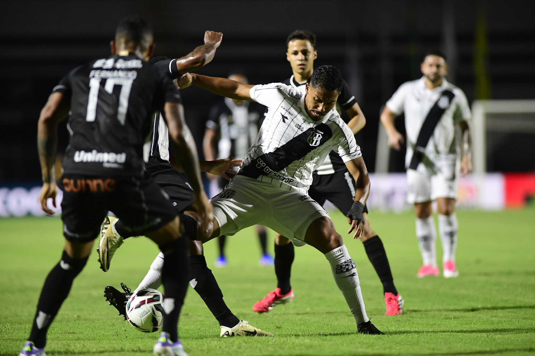 Ponte Preta 1×1 Ceará: com um a mais, Macaca cede empate e segue sem vencer na Série B
