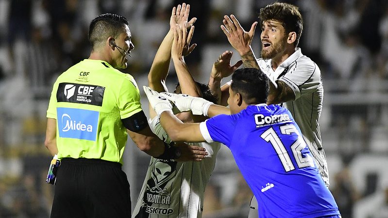 Ponte Preta: diretoria estuda reclamação na CBF por não ida ao VAR no último jogo