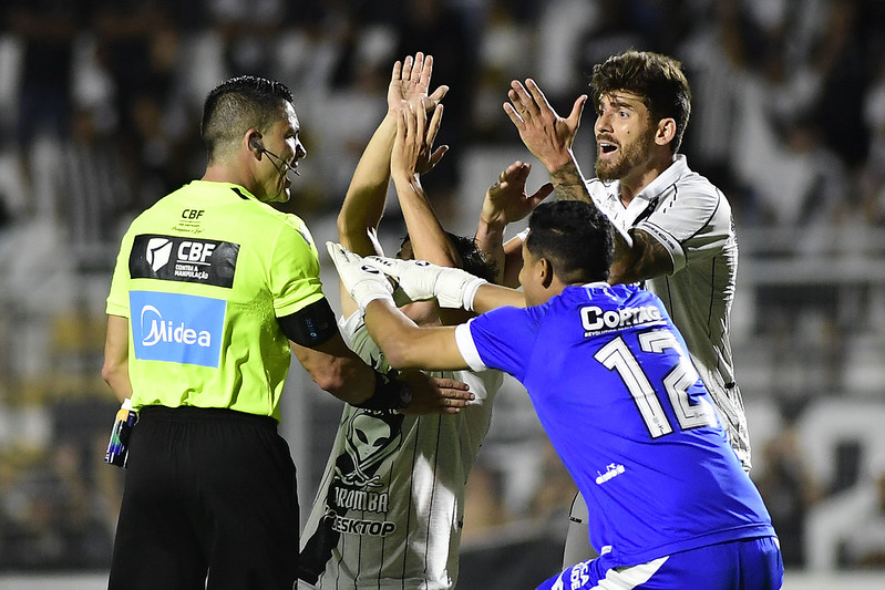 Ponte Preta: diretoria estuda reclamação na CBF por não ida ao VAR no último jogo
