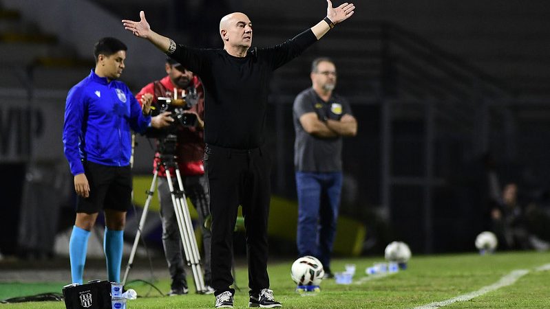 Ponte Preta: Zanardi diz que “gols foram doados” e Elvis deixa mensagem enigmática