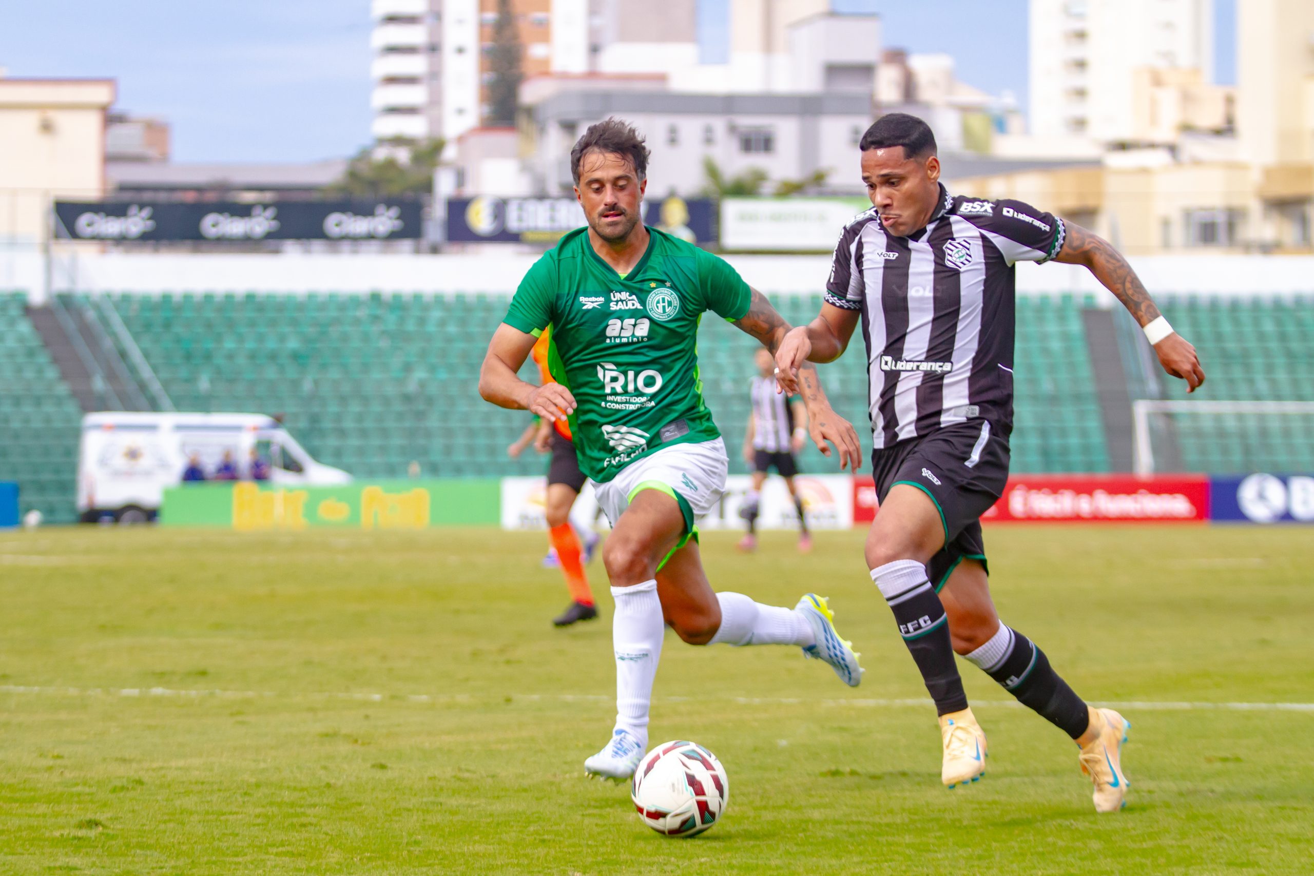 Figueirense 1×1 Guarani: Caíque França brilha, Ynaiã marca no fim e Bugre busca empate com um a menos