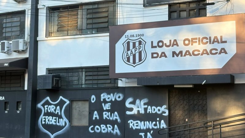 Ponte Preta: Torrano e Eberlin são alvos de protestos, e muros do Majestoso amanhecem pichados