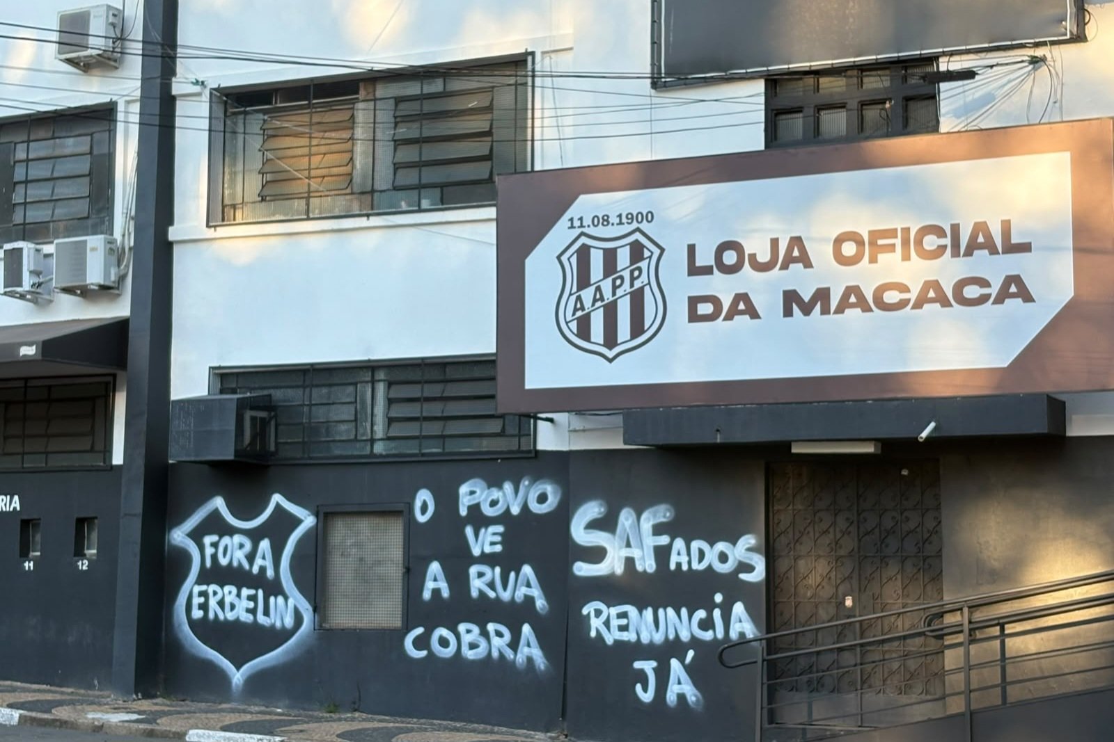 Ponte Preta: Torrano e Eberlin são alvos de protestos, e muros do Majestoso amanhecem pichados