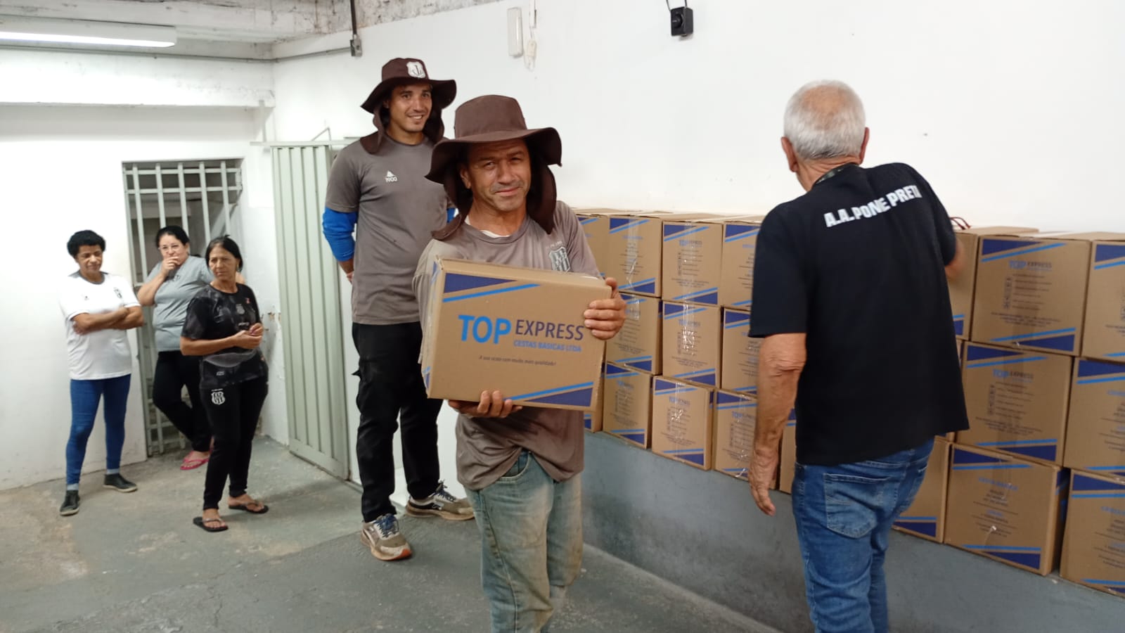 Ponte Preta: torcedores se mobilizam para comprar cestas básicas a funcionários com salários atrasados